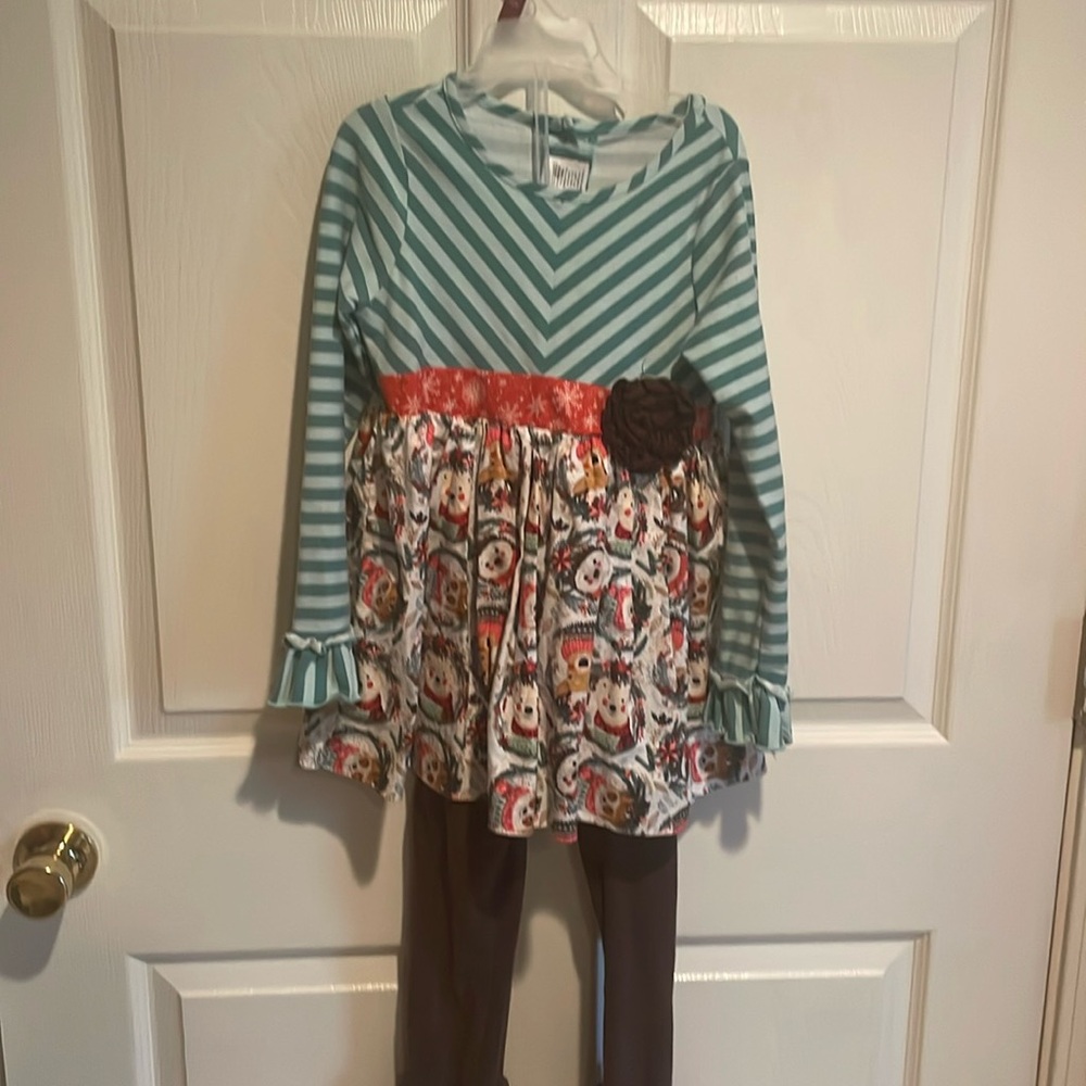 Beautiful pants set. Christmas animals but could wear all winter.